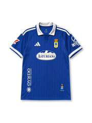 紺地に白いポロ襟と縦ピンストライプ、白いadidasロゴ、王冠を戴いたクラブエンブレム、Central Lechera Asturianaのスポンサーロゴを備えたレアル・オビエド2026-27ホームシャツ正面