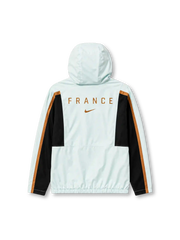 ミントグリーンベースに黒いカラーブロックとカッパー色のパイピング、ドローストリング付きフード、雄鶏と二つの星を戴いたFFFエンブレムを備えたフランス代表2026年W杯アウェイフーデッドジャケット正面と背面
