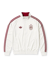 白地に臙脂色のadidas3本ラインと襟、臙脂色のトレフォイルロゴ、星と1909年の創設年を刻んだRFEFエンブレムを備えたスペイン代表ベッケンバウアートラックジャケット・ホワイト正面