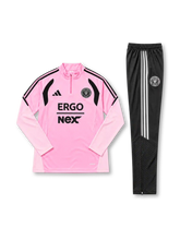 インテル・マイアミ 2026-27 ピンク 長袖ハーフジップ トレーニングトップと黒パンツの上下セット ERGO NEXTロゴとクラブエンブレム入り