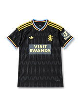 ブラック地に波状の暗柄を配し、左胸にアストン・ヴィラのライオンエンブレム、中央にVISIT RWANDAロゴ、袖にBetanoパッチ、襟と袖口にイエロー・クラレット・ライトブルーのラインを備えた2026-27アウェイユニフォーム正面。