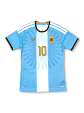2026 アルゼンチン代表 メッシ引退記念 スペシャルエディション 五月の太陽の放射状ラインと金色の10番、メッシのロゴが入ったスカイブルーのジャージ 表面