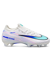 Nike Mercurial/マーキュリアル Vapor 15/ヴェイパー 15 Elite FG ホワイトのサッカースパイク、ピンクとブルーのラインとグラデーションのスウッシュ、ブルーのAIR ZOOMソール面
