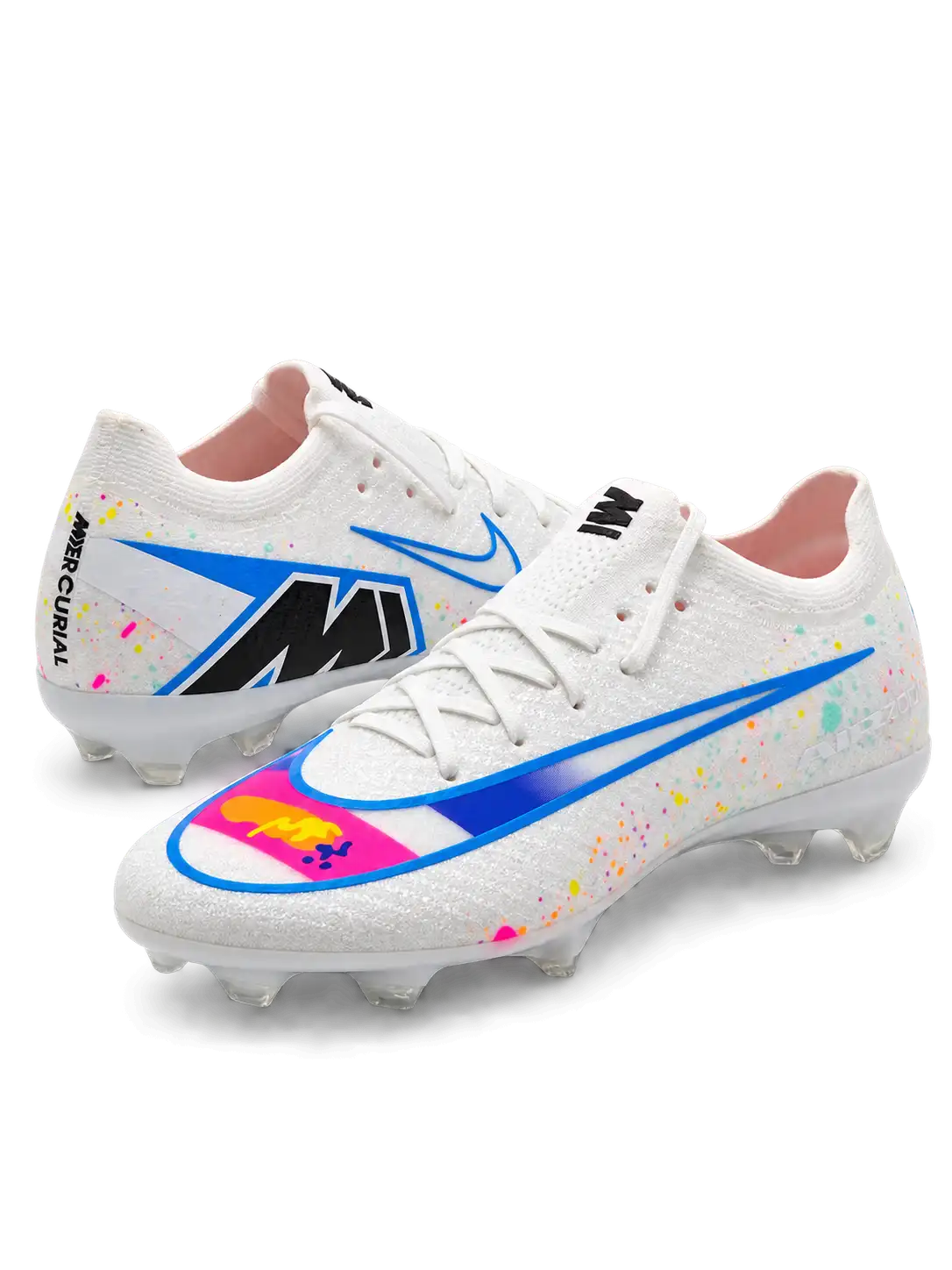 Nike Mercurial/マーキュリアル FG ホワイトのサッカースパイク、カラフルなスプラッシュ柄とブルー縁取りのスウッシュ、かかとのMロゴ