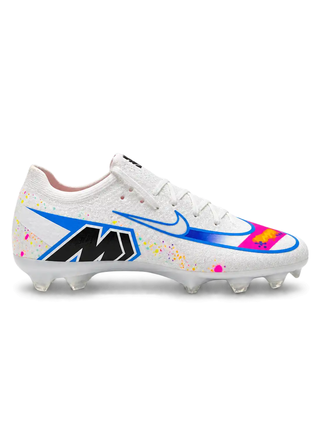 Nike Mercurial/マーキュリアル FG ホワイトのサッカースパイク、カラフルなスプラッシュ柄とブルー縁取りのスウッシュ、かかとのMロゴ