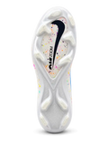 Nike Mercurial/マーキュリアル FG ホワイトのサッカースパイク、カラフルなスプラッシュ柄とブルー縁取りのスウッシュ、かかとのMロゴ
