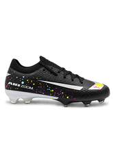 Nike Mercurial/マーキュリアル FG ブラックのサッカースパイク、カラフルなスプラッシュ柄とシルバーのスウッシュ、かかとのMロゴ