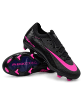 Nike Mercurial/マーキュリアル FG ブラックのサッカースパイク、ピンクのスウッシュとピンクのスタッドを備えたソール面