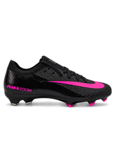 Nike Mercurial/マーキュリアル FG ブラックのサッカースパイク、ピンクのスウッシュとピンクのスタッドを備えたソール面