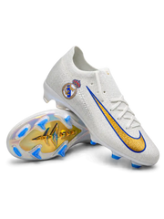Nike Mercurial/マーキュリアル ホワイトのサッカースパイク、レアル・マドリードのエンブレム、ブルーとゴールドのスウッシュ、虹色の光沢があるソールとブルーのスタッド