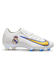 Nike Mercurial/マーキュリアル ホワイトのサッカースパイク、レアル・マドリードのエンブレム、ブルーとゴールドのスウッシュ、虹色の光沢があるソールとブルーのスタッド