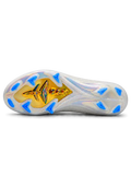 Nike Mercurial/マーキュリアル ホワイトのサッカースパイク、レアル・マドリードのエンブレム、ブルーとゴールドのスウッシュ、虹色の光沢があるソールとブルーのスタッド