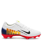 Nike Mercurial/マーキュリアル FG ホワイトのサッカースパイク、ネイビーのスウッシュとレッドのソールプレート