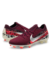 Nike Mercurial/マーキュリアル バーガンディのサッカースパイク、シルバーのスウッシュ、レッドとブラックのサファリ調グラフィック、レッドのスタッドを備えた斜め前方からの写真