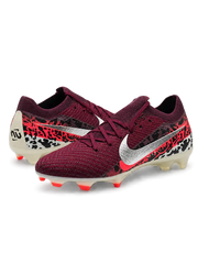 Nike Mercurial/マーキュリアル バーガンディのサッカースパイク、シルバーのスウッシュ、レッドとブラックのサファリ調グラフィック、レッドのスタッドを備えた斜め前方からの写真