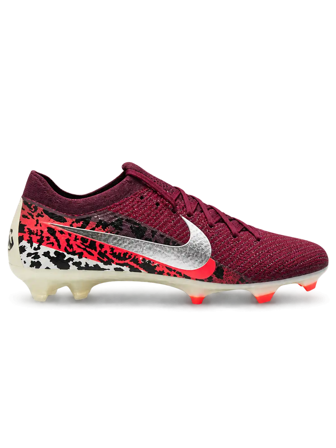 Nike Mercurial/マーキュリアル バーガンディのサッカースパイク、シルバーのスウッシュ、レッドとブラックのサファリ調グラフィック、レッドのスタッドを備えた斜め前方からの写真