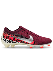 Nike Mercurial/マーキュリアル バーガンディのサッカースパイク、シルバーのスウッシュ、レッドとブラックのサファリ調グラフィック、レッドのスタッドを備えた斜め前方からの写真