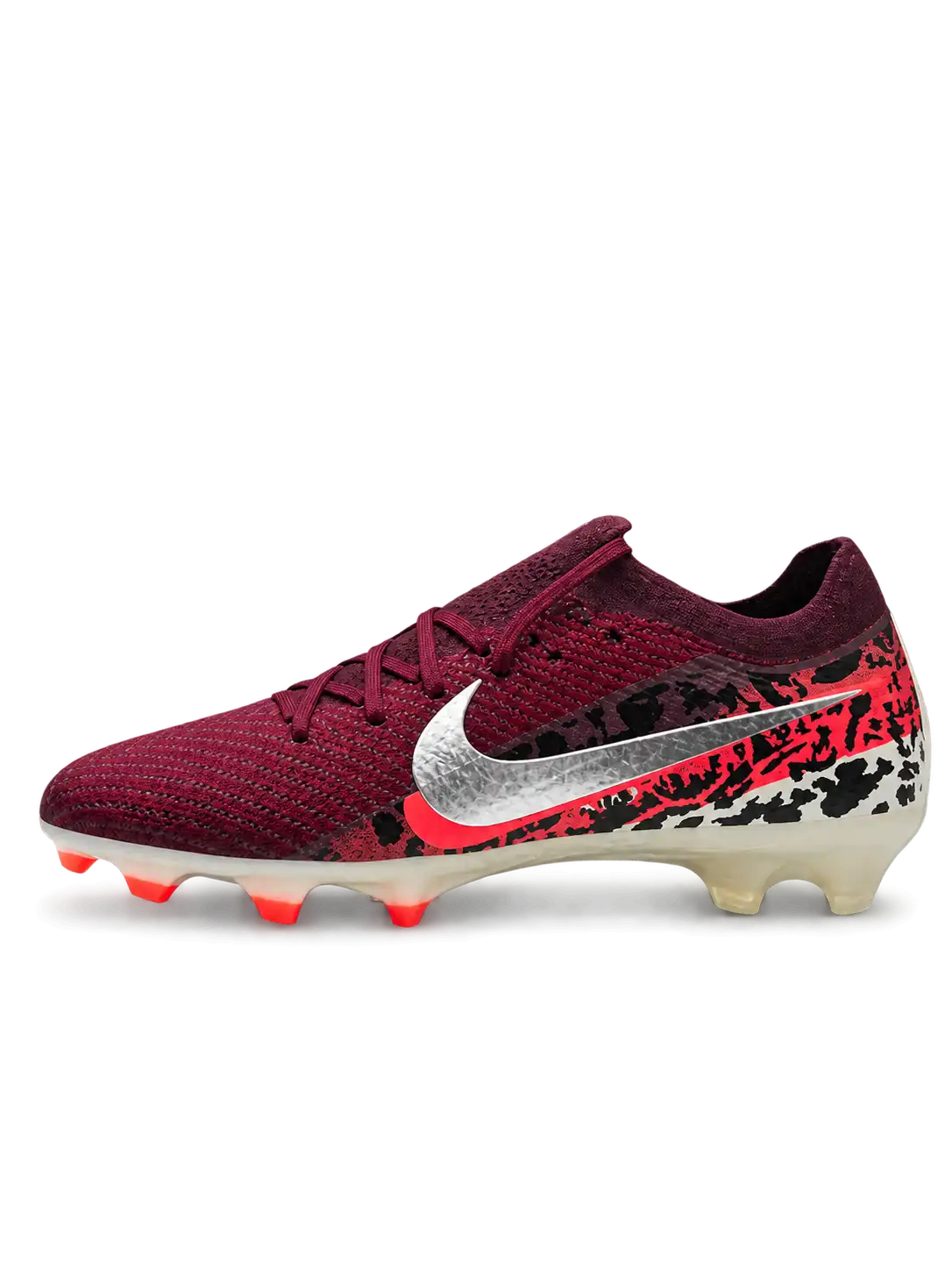 Nike Mercurial/マーキュリアル バーガンディのサッカースパイク、シルバーのスウッシュ、レッドとブラックのサファリ調グラフィック、レッドのスタッドを備えた斜め前方からの写真