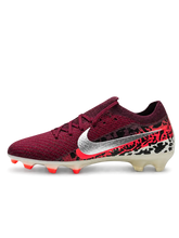 Nike Mercurial/マーキュリアル バーガンディのサッカースパイク、シルバーのスウッシュ、レッドとブラックのサファリ調グラフィック、レッドのスタッドを備えた斜め前方からの写真