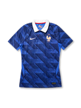 フランス代表 2026 FIFAワールドカップ ホーム Authentic フロント(ロイヤルブルー地ダイアゴナルジャカード+ローズゴールドFFFガリックロースター・エンブレム+2つ星+ホワイトポロカラー+ローズゴールドNikeスウッシュ)