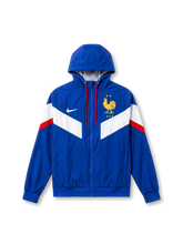 フランス代表 Nike ウィンドランナージャケット ロイヤルブルー — トリコロールシェブロンパネルと2星入りFFF公式ガリア鶏エンブレム刺繍を配した公式トレーニングライン