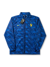 フランス代表×Nikeウィンドブレーカートレーニングジャケット正面・ブルー幾何学柄、ロイヤルブルー幾何学カモフラージュ総柄・ゴールドNikeスウッシュ・2星FFFエンブレム・タグ付き未使用