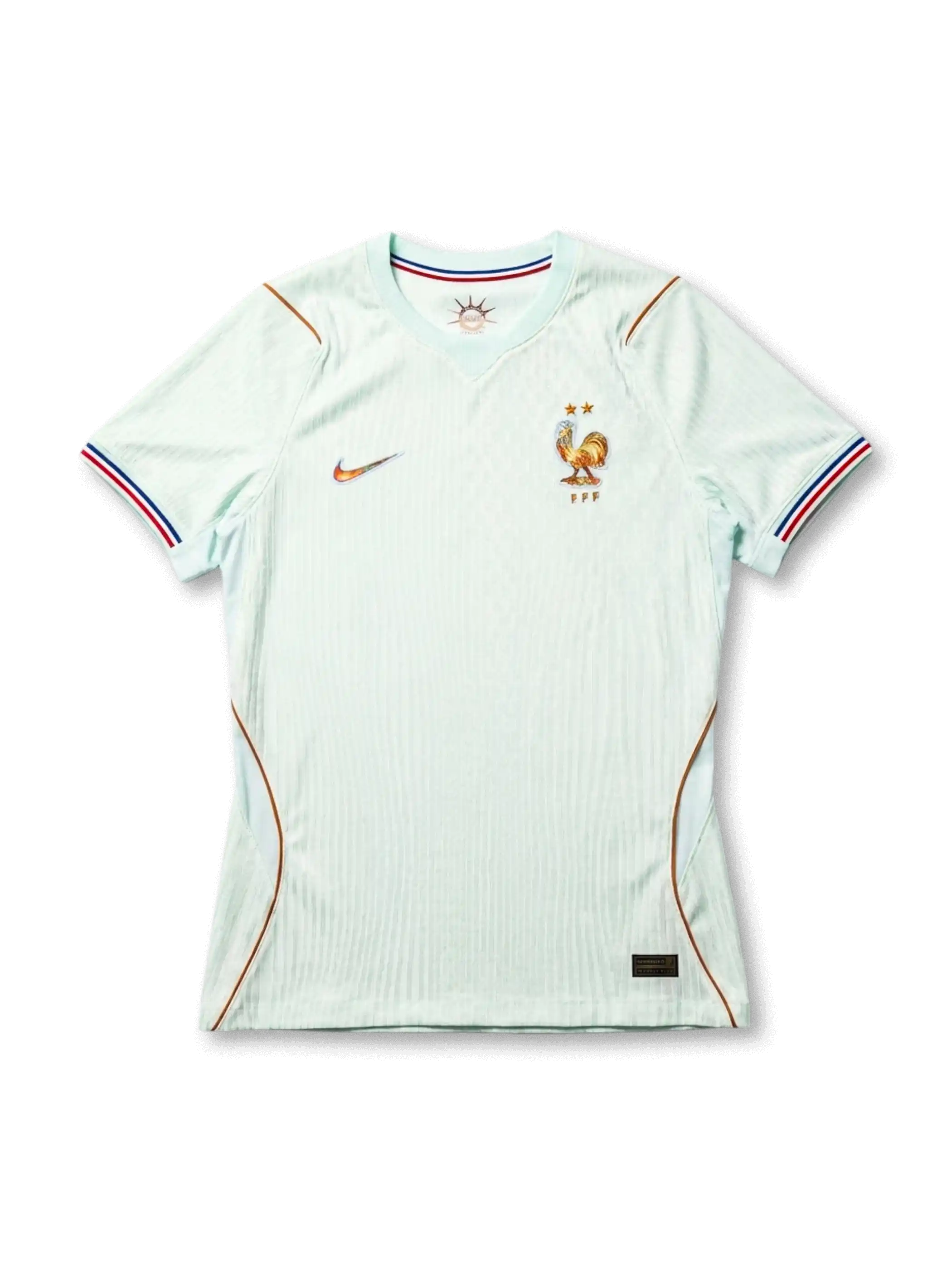 フランス代表 2026 アウェイジャージ Authentic 正面 — ミントホワイトジャカード、ゴールド雄鶏エンブレム、コパーパイピング、トリコロール袖口