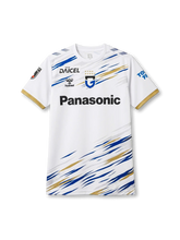 ガンバ大阪 2026/27 アウェイジャージ 前面 — ホワイト×ブルー×ゴールドスクラッチグラフィック×Panasonicロゴ×五星エンブレム