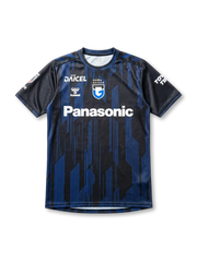 ガンバ大阪 2026/27 ホームジャージ 前面 — ブラック×ロイヤルブルー縦ライン×幾何学暗紋×Panasonicロゴ×五星エンブレム