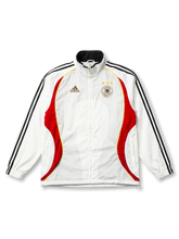 ドイツ代表 2006 トラックジャケット adidas ホームホワイト 正面 — ホワイト×レッド×ゴールドウェーブ、3つ星DFB鷲エンブレム、ブラック3ストライプ