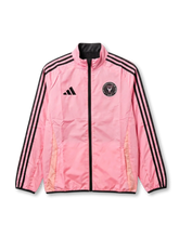 インテル・マイアミCF adidas リバーシブルウィンドブレーカー ピンク面 — ブラック3ストライプと公式円形エンブレム刺繍