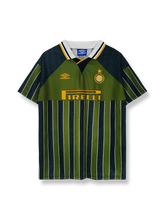 1995/96シーズンのインテルアウェイユニフォーム、ジュゼッペ・ベルゴミ着用のクラシックサッカージャージ