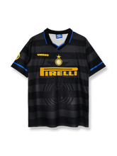 1997/98シーズンのインテルセカンドアウェイユニフォーム、ジュゼッペ・ベルゴミ着用のクラシックサッカージャージ