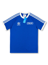 イタリア代表×adidas Originalsライフスタイル正面、アズーロ×クリームホワイト3本ストライプ袖・ITALIAボックステキスト・FIGCエンブレム・タグ付き未使用