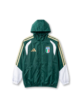 イタリア代表 2026 アンセムフーデッドジャケット 前面 — ダークグリーン×ゴールド3ストライプ×ホワイト袖×四星FIGCエンブレム