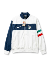 イタリア代表×Nike復刻トラックジャケット正面・ホワイト×ネイビー、ネイビー胸横帯パネル・国旗袖ストライプ・NikeスウッシュFIGCエンブレム・タグ付き未使用