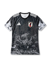 日本代表 adidas オーセンティックジャージ ブラック ドラゴンエディション — 全面墨絵龍グラフィックとJFA八咫烏エンブレム刺繍を配したスペシャルエディション