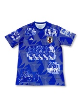 日本代表 adidas コメモラティブジャージ 2022-23 カタールW杯エディション 前面 — 試合写真コラージュと八咫烏エンブレムを配した記念モデル