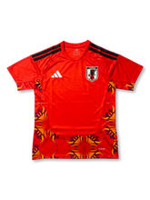 日本代表 adidas ゴールキーパージャージ 2026-27 レッドフレーム 前面 — 炎・植物文様グラフィックパネルとJFA八咫烏エンブレムを配した現行GKモデル