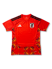 日本代表 adidas ゴールキーパージャージ 2026-27 レッドフレーム 前面 — 炎・植物文様グラフィックパネルとJFA八咫烏エンブレムを配した現行GKモデル