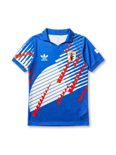 日本代表 adidas Originals オーセンティックレトロジャージ 1993 ブルー — 白斜めストライプと赤鋸歯状パターン、JFAヴィンテージ盾形エンブレムを配した復刻スペシャルエディション