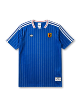 日本代表 adidas Originals カジュアルファンジャージ 2026 ロイヤルブルーピンストライプ — 白縦縞と赤襟トリム、ヴィンテージJFA盾形エンブレムを配した2026カジュアルライン