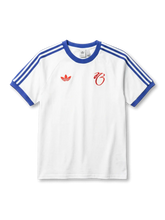 ジュード・ベリンガム×adidas OriginalsライフスタイルTシャツ正面、ホワイト×ロイヤルブルー3本ストライプ・ベリンガム筆記体Bシグネチャーロゴ・レッドトレフォイル