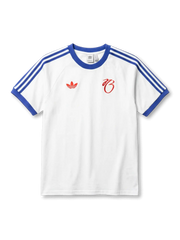 ジュード・ベリンガム×adidas OriginalsライフスタイルTシャツ正面、ホワイト×ロイヤルブルー3本ストライプ・ベリンガム筆記体Bシグネチャーロゴ・レッドトレフォイル