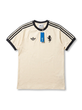 ユベントス×adidas Originals復刻ライフスタイルTシャツ正面・クリーム、ブラック3本ストライプ袖・ヴィンテージ跳馬エンブレム・背面JUVENTUSレトロテキスト・タグ付き未使用