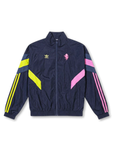ユヴェントスFC adidas Originals アシンメトリックレトロトラックジャケット ネイビー — 蛍光イエロー×ネオンピンクの左右非対称シェブロンとブル刺繍を配した復刻ライフスタイルライン