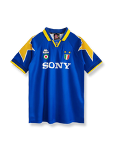 1995/96シーズンのユベントスアウェイユニフォーム、ジャンルイジ・ブッフォン着用の伝説的サッカージャージ