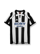 1997/98シーズンのユベントスホームユニフォーム、ジャンルイジ・ブッフォン着用の伝統的なサッカージャージ
