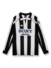 1997/98シーズンのユベントスホーム長袖ユニフォーム、ジャンルイジ・ブッフォン着用のクラシックサッカージャージ