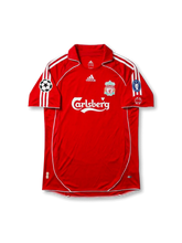 リヴァプール 2006-07 ホーム UEFAチャンピオンズリーグ仕様 ジェラード8番 フロント(オールレッド+Carlsberg+adidas3ストライプ+リヴァーバード・クラブクレスト+UCLスターボールパッチ+5回優勝記念バッジ)